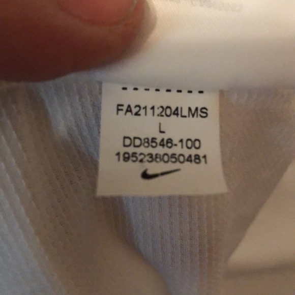 Long sleeve Nike dry fit top very lightweight for working out/running - Picture 5 of 8